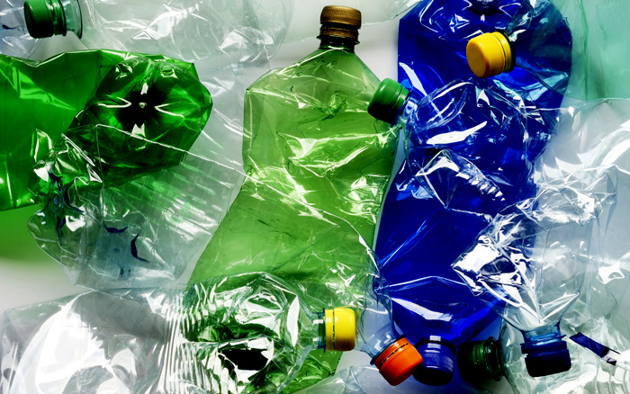 Le bottiglie di plastica vanno schiacciate per il lungo